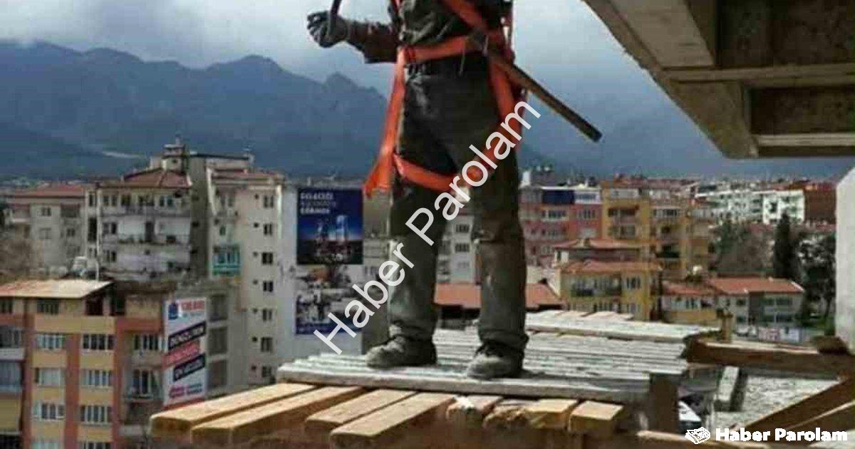 "Denizli’de inşaatta düşen işçi yaşamını yitirdi" başlıklı haber için fotorealistik, profesyonel bir