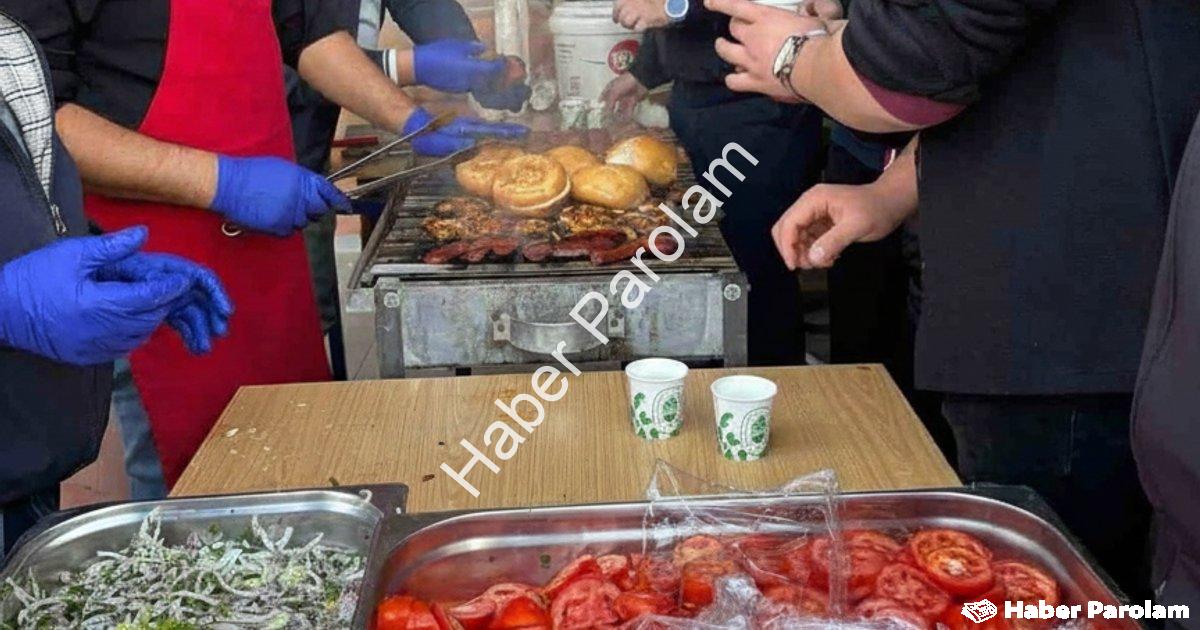 "Şuhut Anadolu Lisesi’nden Gazze’ye Destek: Hayır Çarşısı" başlıklı haber için fotorealistik, profes