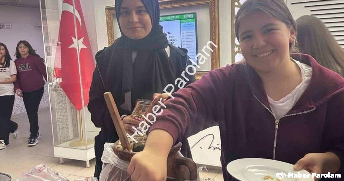 AFYONKARAHİSAR ŞUHUT ANADOLU LİSESİ, ANLAMLI BİR SOSYAL SORUMLULUK PROJESİNE İMZA ATARKEN, OKULDA 'ÇEDES GAZZE İÇİN SEFERBER' TEMALI HAYIR ÇARŞISI DÜZENLENDİ.