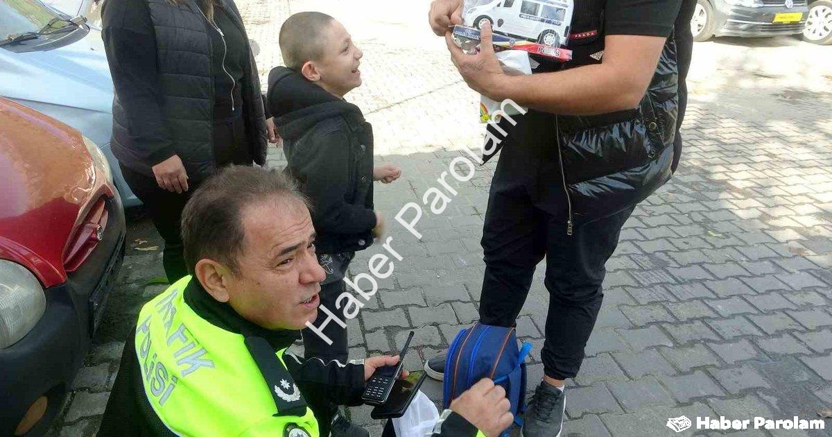 "Muğla Trafik Müdürü Haçan'dan Özel Çocuğa Yürek Isıtan Hediye" başlıklı haber için fotorealistik, p
