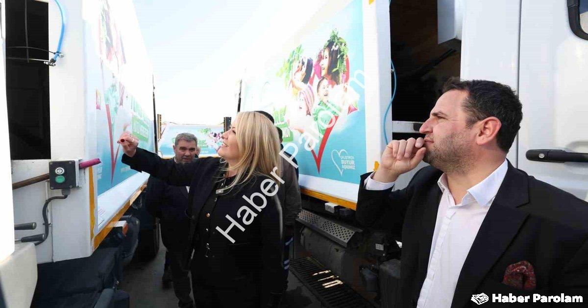 "Merkezefendi'de Çöp Kamyonları Artık Çiçek Kokusu Yayıyor" başlıklı haber için fotorealistik, profe