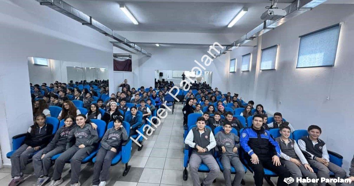 "Afyonkarahisar'da Öğrencilere Polislerden Kapsamlı Güvenlik Eğitimi" başlıklı haber için fotorealis