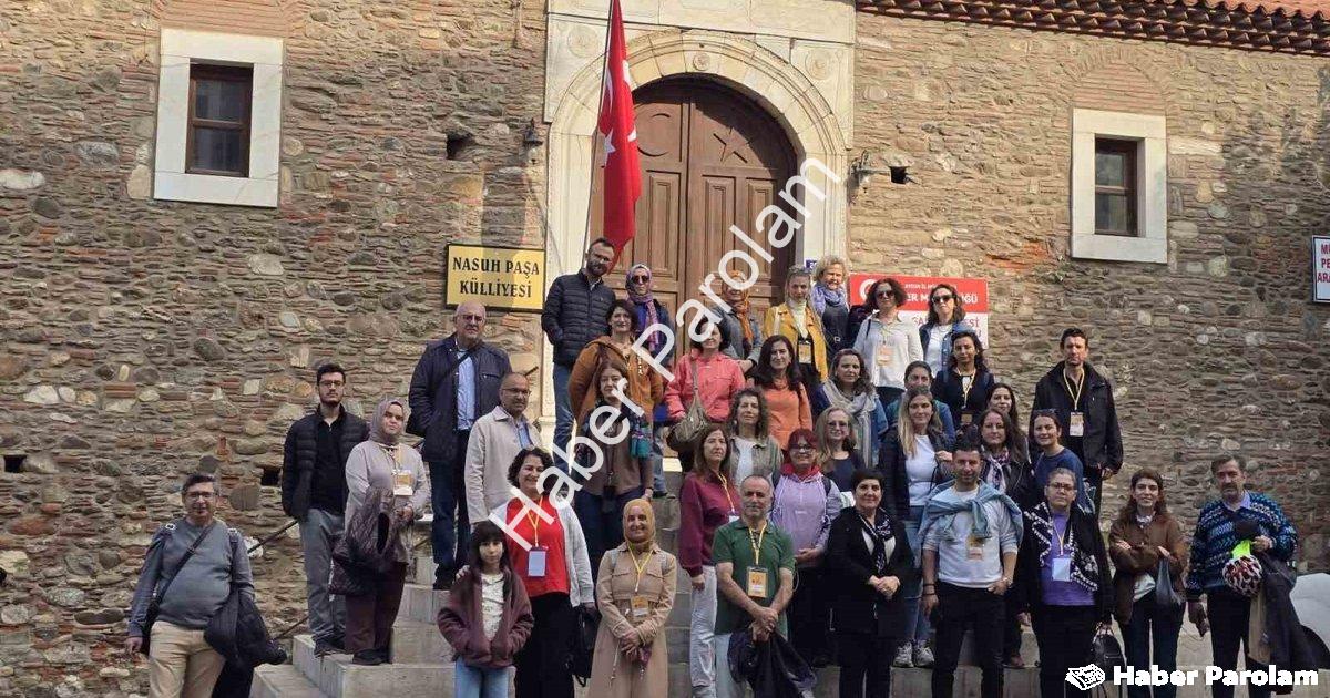 "Aydın'da Öğretmenler Tarihe Dokundu: Bin Yıllık Miras Gezisi" başlıklı haber için fotorealistik, pr