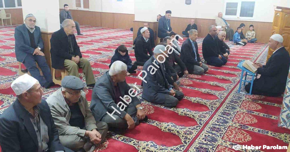 "Mutaflar Camii'nde Sabah Namazı: Cemaat Manevi Huzurda Buluştu" başlıklı haber için fotorealistik,