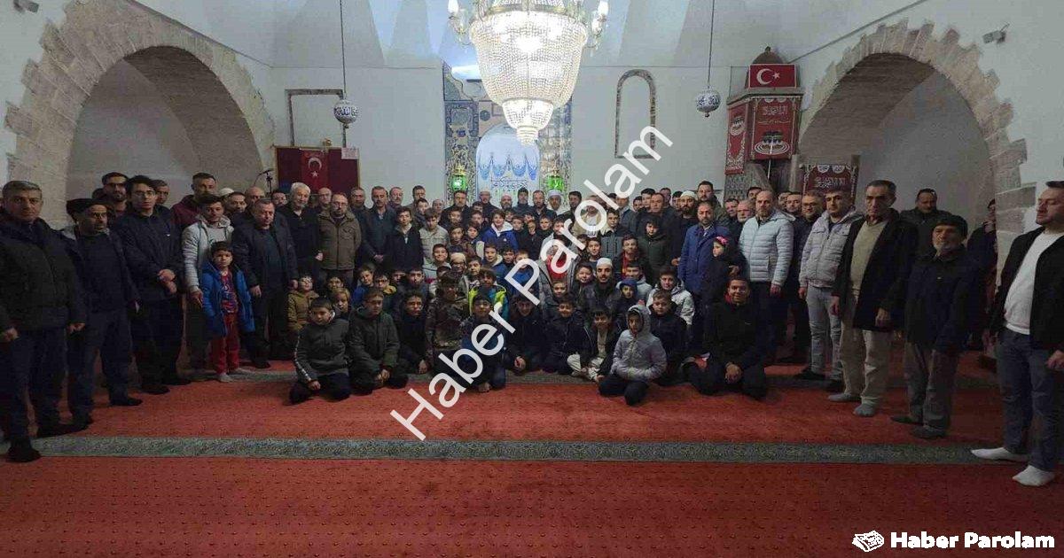 "Kütahya'da Gençler Maneviyatla Dolu Bir Sabaha Uyandı" başlıklı haber için fotorealistik, profesyon