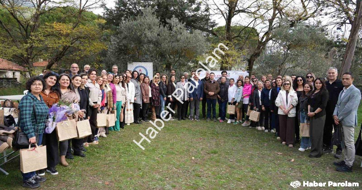 "Muğla'da Eğitimciler Kültürel Mirasla Kucaklaştı" başlıklı haber için fotorealistik, profesyonel bi