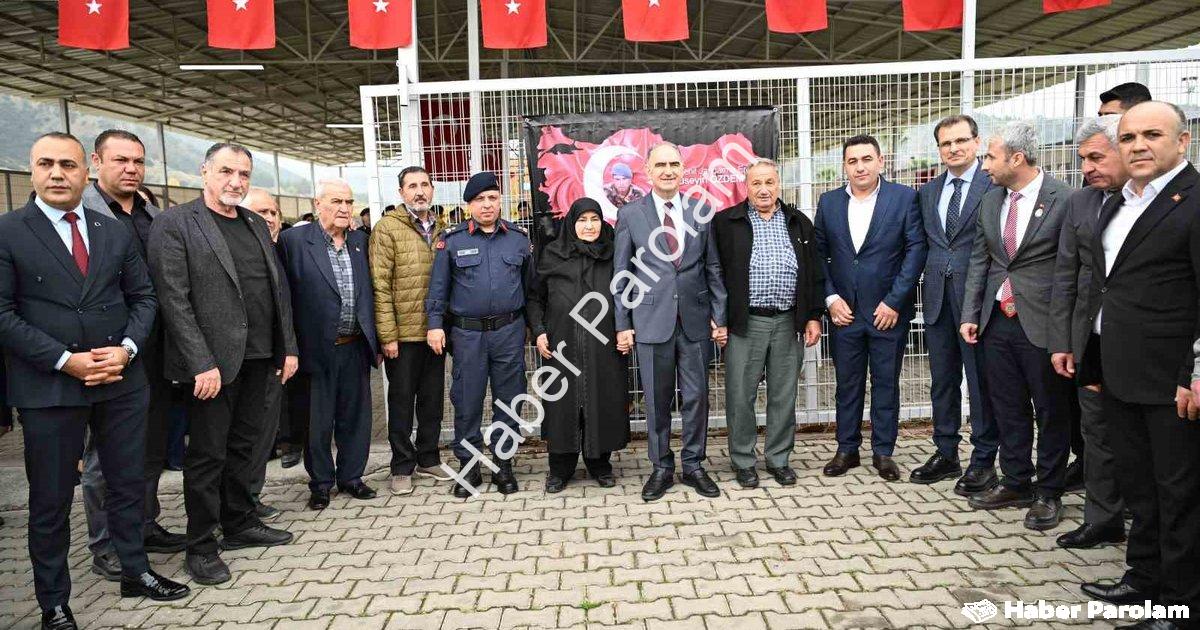 "Vali Özkan'dan Manisa'da Şehit Ailelerine Vefa Ziyareti" başlıklı haber için fotorealistik, profesy