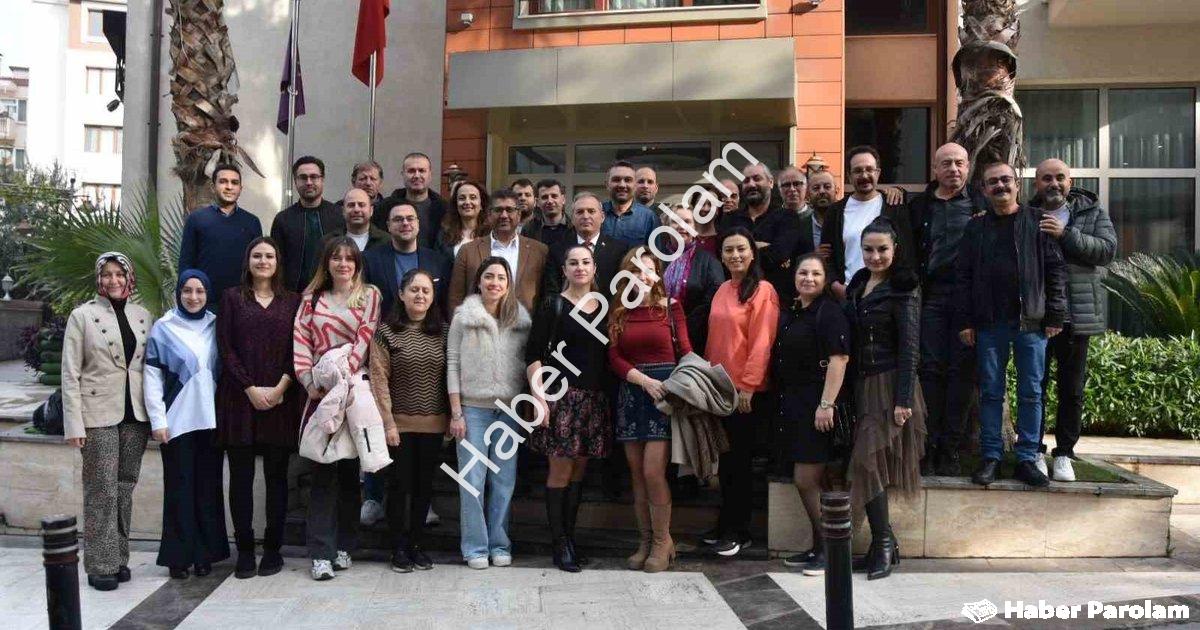 "Manisa TSO'dan Proje Okuluna Anlamlı Öğretmenler Günü Jesti" başlıklı haber için fotorealistik, pro