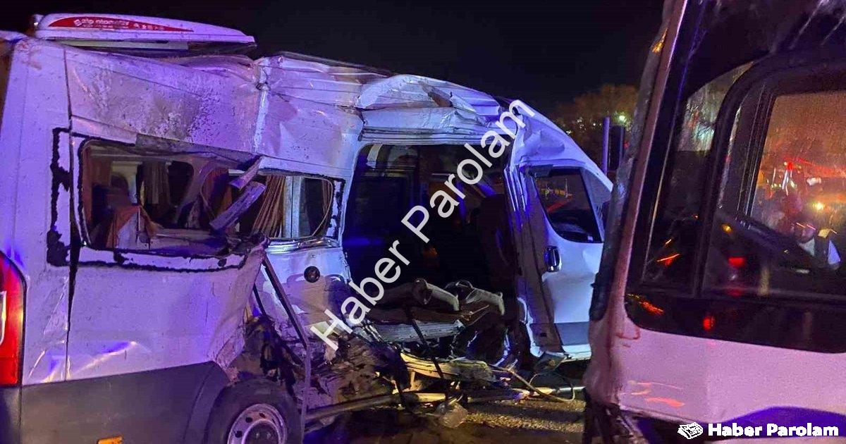 "Kemalpaşa'da Gece Dehşeti: İki İşçi Servisi Çarpıştı, 15 Yaralı" başlıklı haber için fotorealistik,