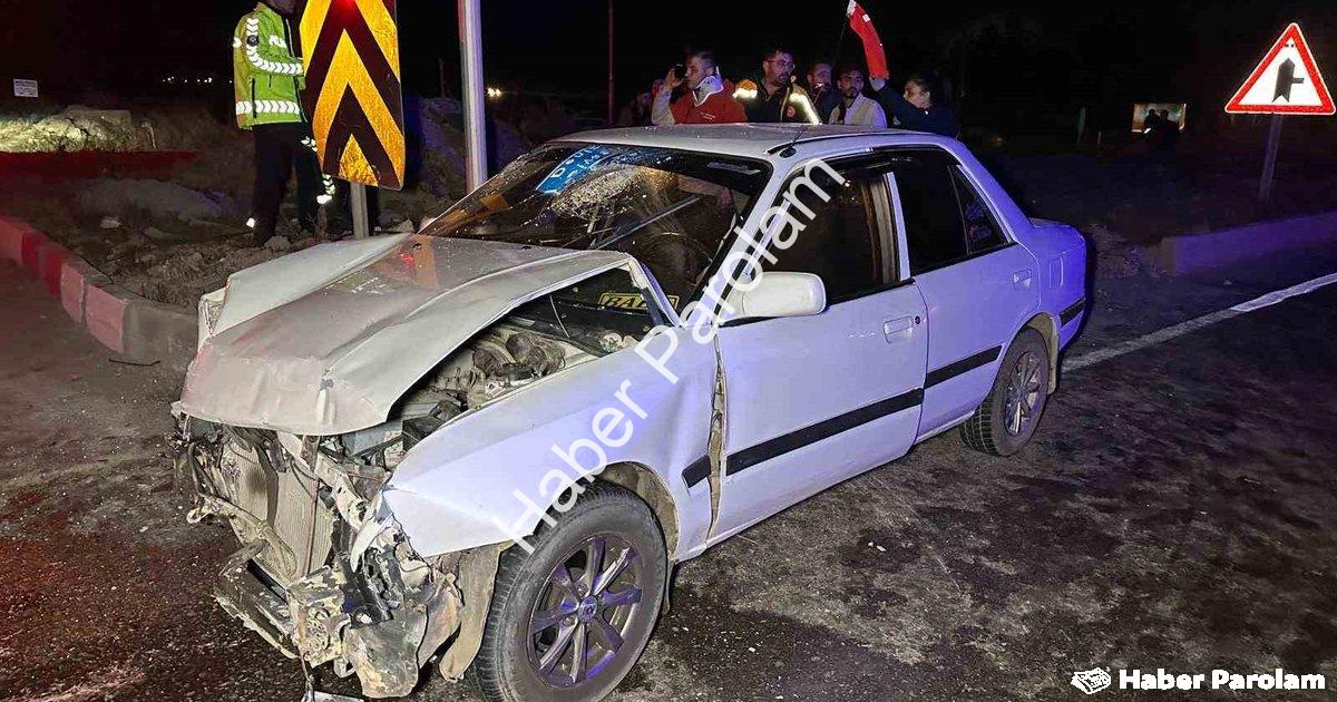 "Uşak'ta Kavşak Kazası: Biri Bebek 10 Kişi Hastanelik Oldu" başlıklı haber için fotorealistik, profe