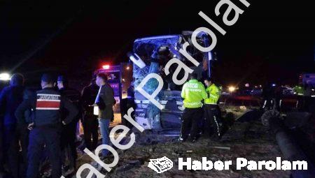 Denizli’de Dehşet Anları: Otobüsle Minibüs Çarpıştı: 1 Ölü