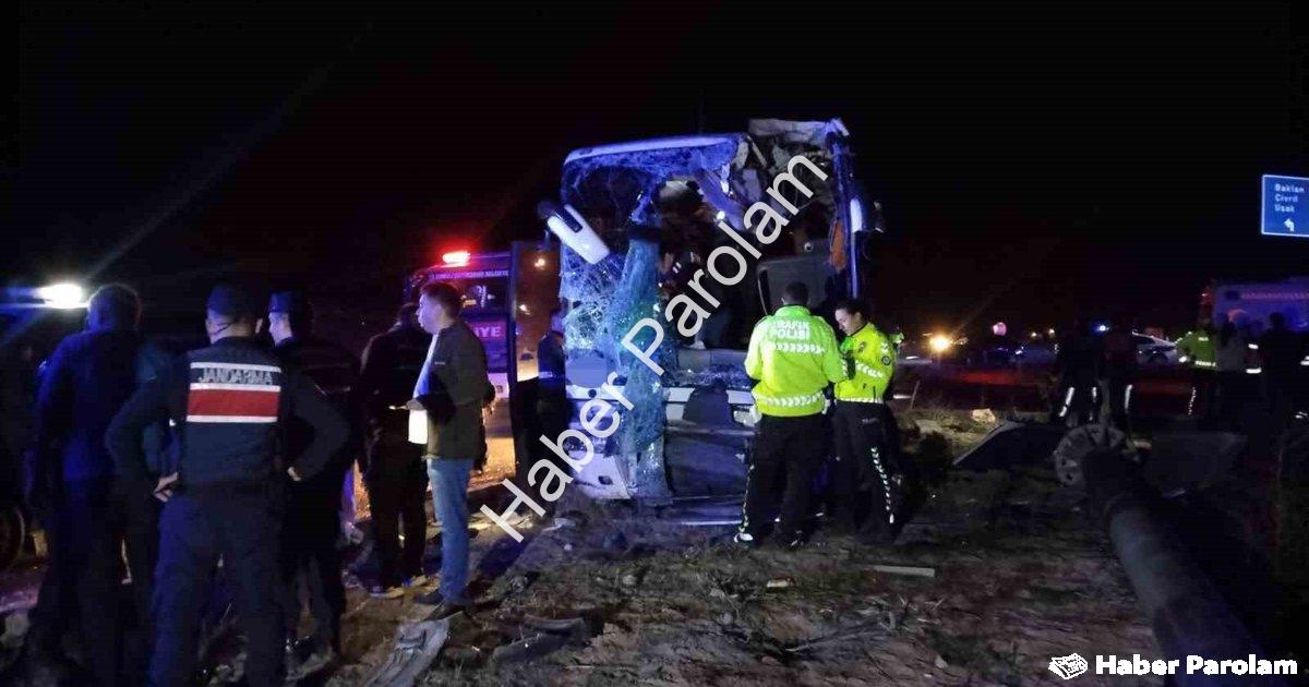 "Denizli'de Dehşet Anları: Otobüsle Minibüs Çarpıştı: 1 Ölü" başlıklı haber için fotorealistik, prof