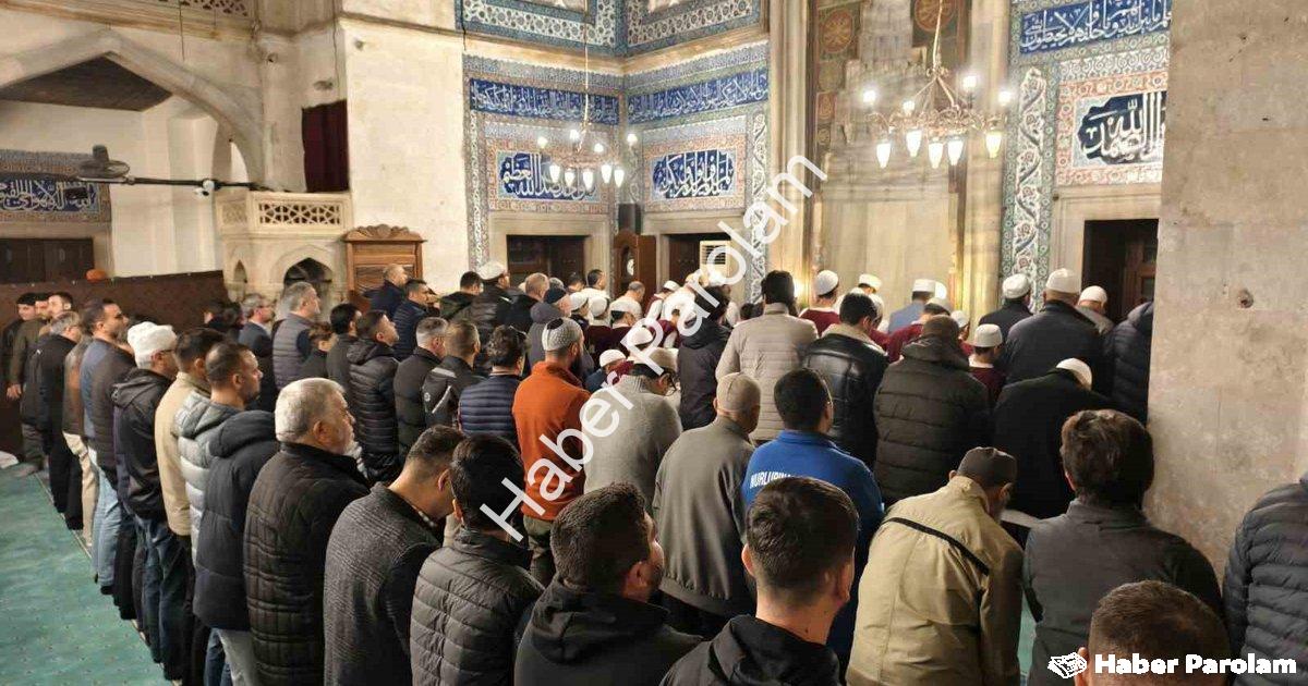 "Mimar Sinan Eserinde Manevi Sabah: Cami Cemaatle Doldu Taştı" başlıklı haber için fotorealistik, pr
