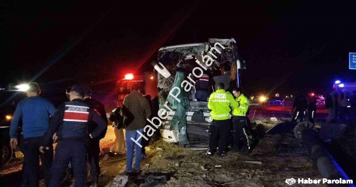 "Denizli'de Korkutan Kaza: Minibüsle Otobüs Çarpıştı, 10 Yaralı" başlıklı haber için fotorealistik,