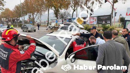 Menteşe’de Korkutan Kaza: Kırmızı Işık İhlali 2 Kişiyi Yaraladı