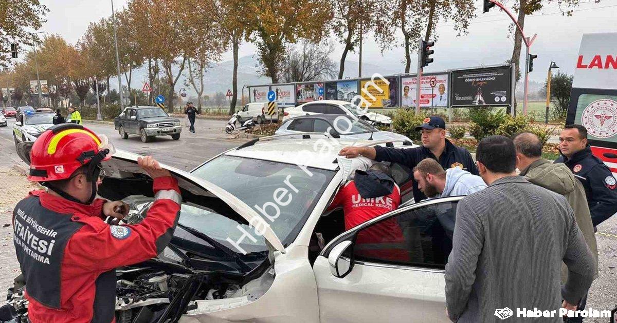 "Menteşe'de Korkutan Kaza: Kırmızı Işık İhlali 2 Kişiyi Yaraladı" başlıklı haber için fotorealistik,