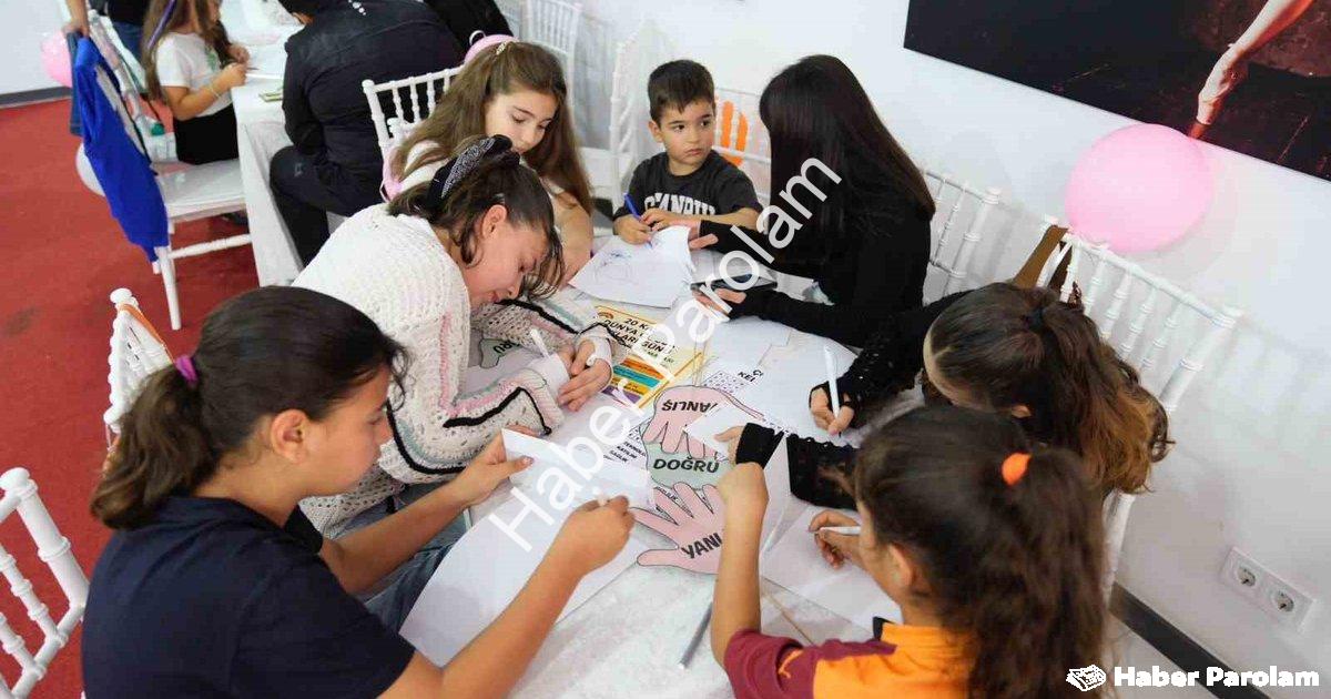 "Didimli Çocukların Kaleminden Başkan Gençay'a Özel Mektuplar" başlıklı haber için fotorealistik, pr