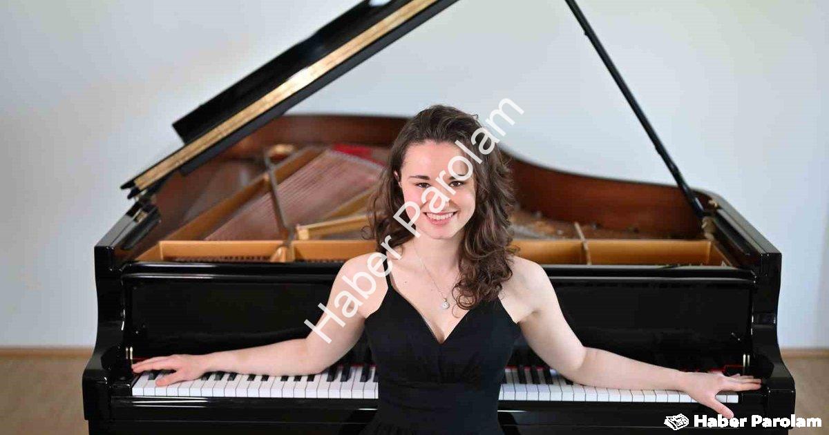 "Piyanonun Harika Çocuğu Nehir Özzengin Forbes Zirvesinde" başlıklı haber için fotorealistik, profes