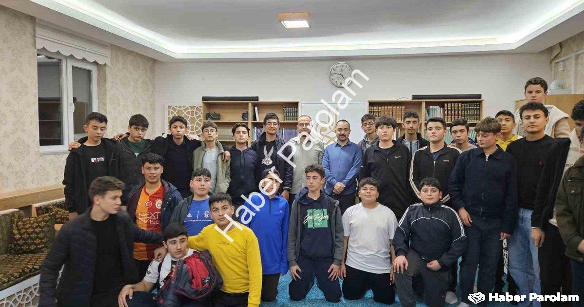 "Emirdağ'da Gençler Maneviyat ve Eğlenceyle Buluştu" başlıklı haber için fotorealistik, profesyonel