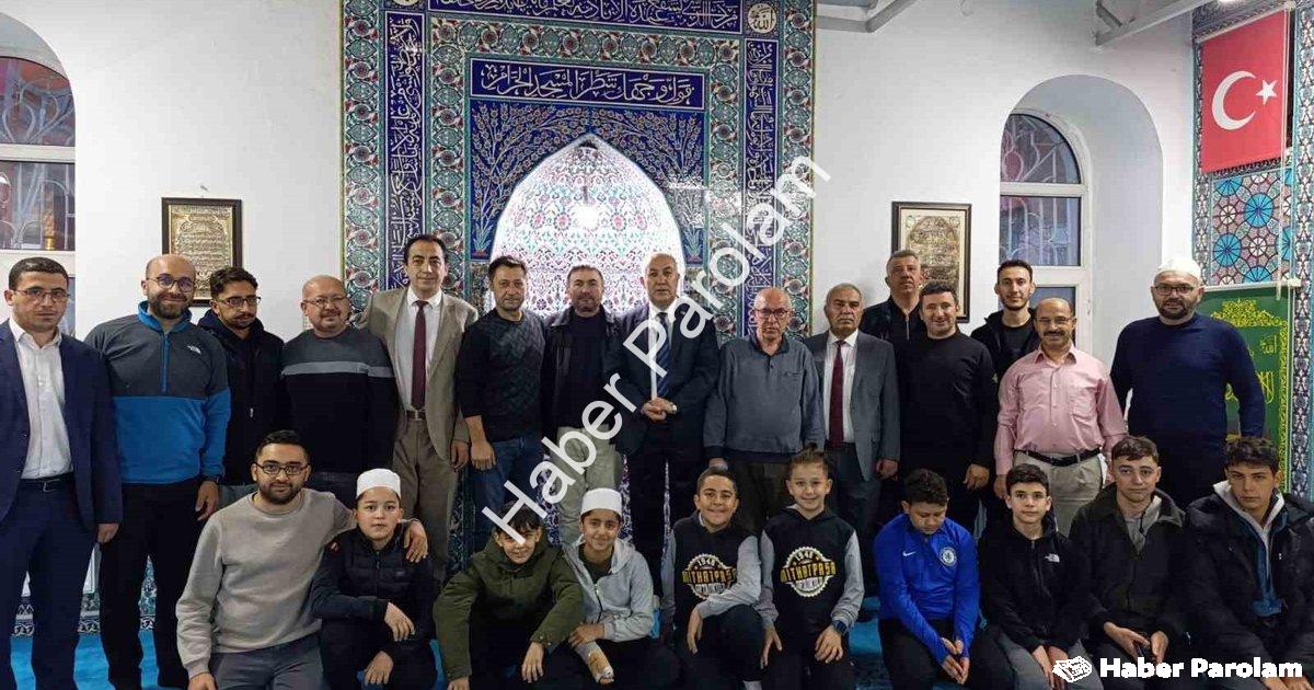 "Emirdağ'da Öğretmenler İçin Anlamlı Sabah Etkinliği" başlıklı haber için fotorealistik, profesyonel