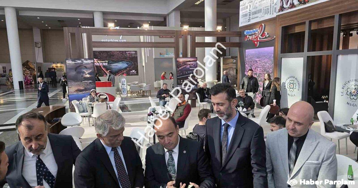 "Muğla, Travelexpo Turizm Fuarı'nda Göz Doldurdu" başlıklı haber için fotorealistik, profesyonel bir