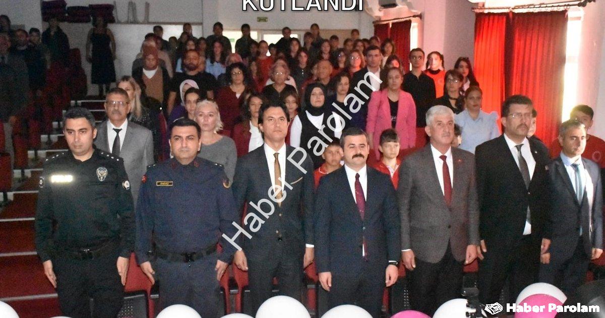 "Köyceğiz'de Öğretmenler Günü Neşeyle Kutlandı" başlıklı haber için fotorealistik, profesyonel bir h