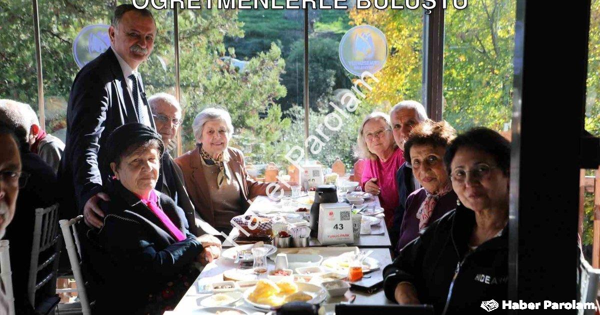 "Yunusemre Belediye Başkanı Emekli Öğretmenlerle Buluştu" başlıklı haber için fotorealistik, profesy