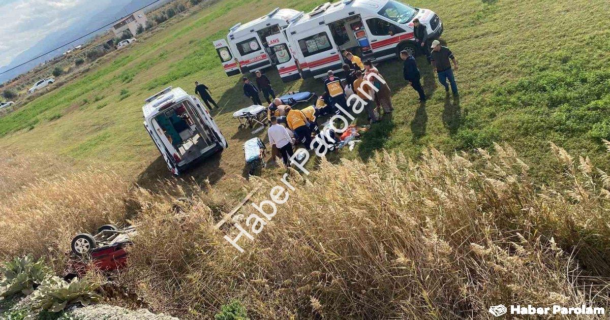 "Manisa'da Araç Tarlaya Devrildi: Biri Bebek 5 Yaralı" başlıklı haber için fotorealistik, profesyone