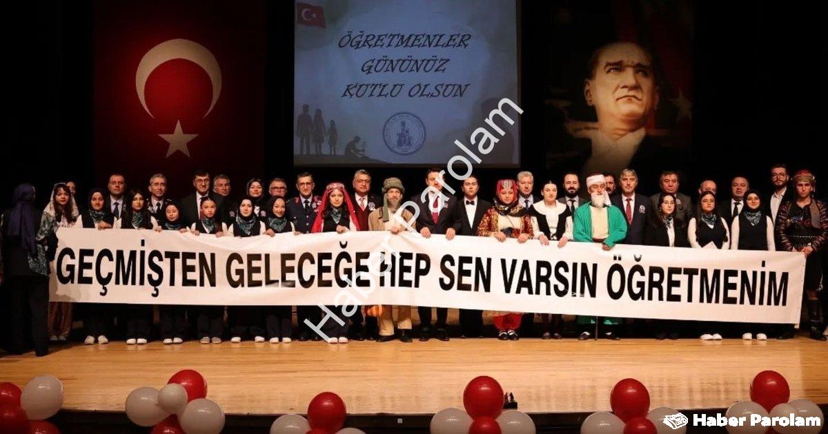 "Kütahya'da Öğretmenler Günü büyük bir coşkuyla kutlandı" başlıklı haber için fotorealistik, profesy