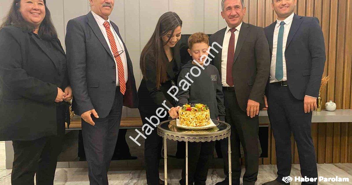 "Menteşe'de Öğretmenlere Çifte Kutlama Sürprizi" başlıklı haber için fotorealistik, profesyonel bir