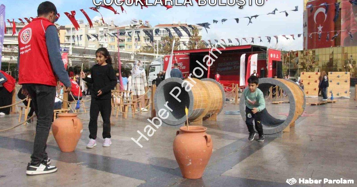 "Geleneksel Oyunlar Tırı Aydın’da Çocuklarla Buluştu" başlıklı haber için fotorealistik, profesyonel