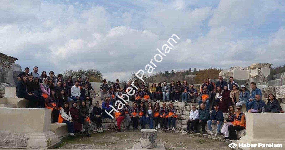 "AFAD gönüllüleri Stratonikeia’da tarihle buluştu" başlıklı haber için fotorealistik, profesyonel bi