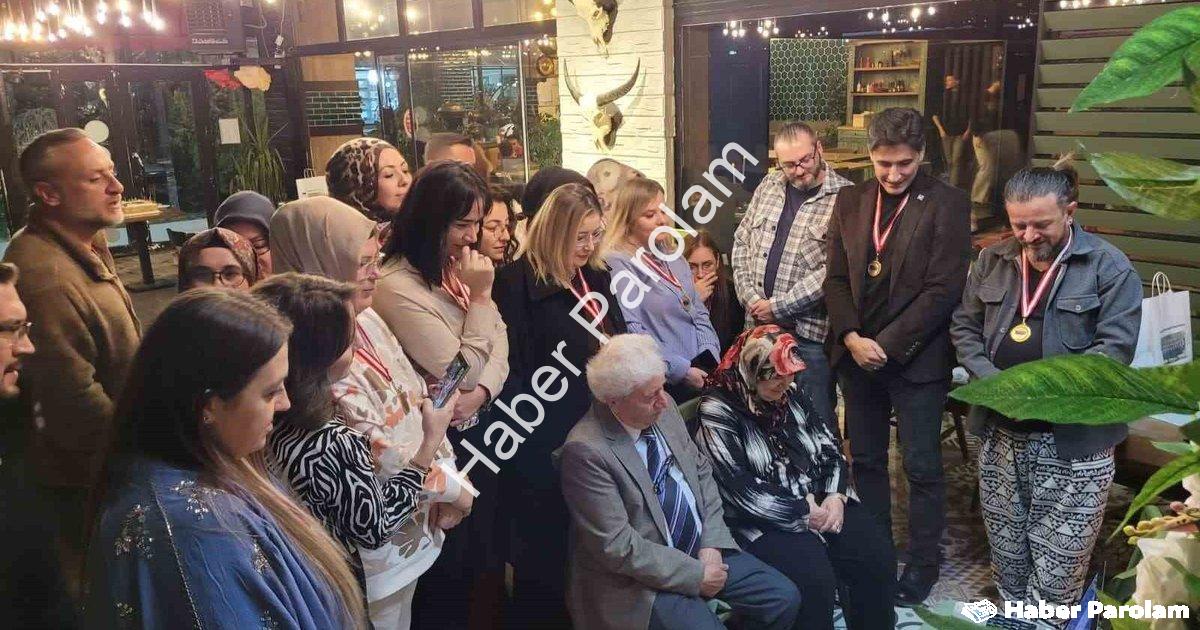 "Eski öğrencilerinden emekli öğretmene duygusal Öğretmenler Günü" başlıklı haber için fotorealistik,