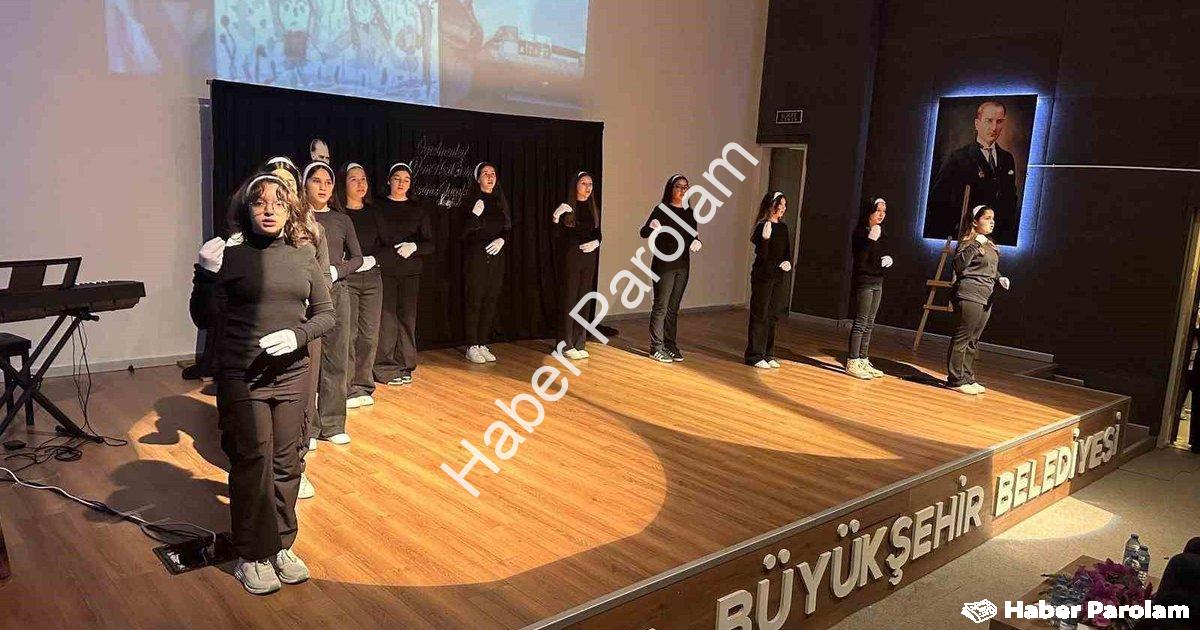 "Sarıgöl’de 24 Kasım Öğretmenler Günü’ne Coşkulu Kutlama" başlıklı haber için fotorealistik, profesy