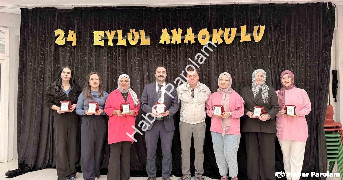 "Muhtardan Öğretmenler Günü’ne Anlamlı Plaketli Ziyaret" başlıklı haber için fotorealistik, profesyo