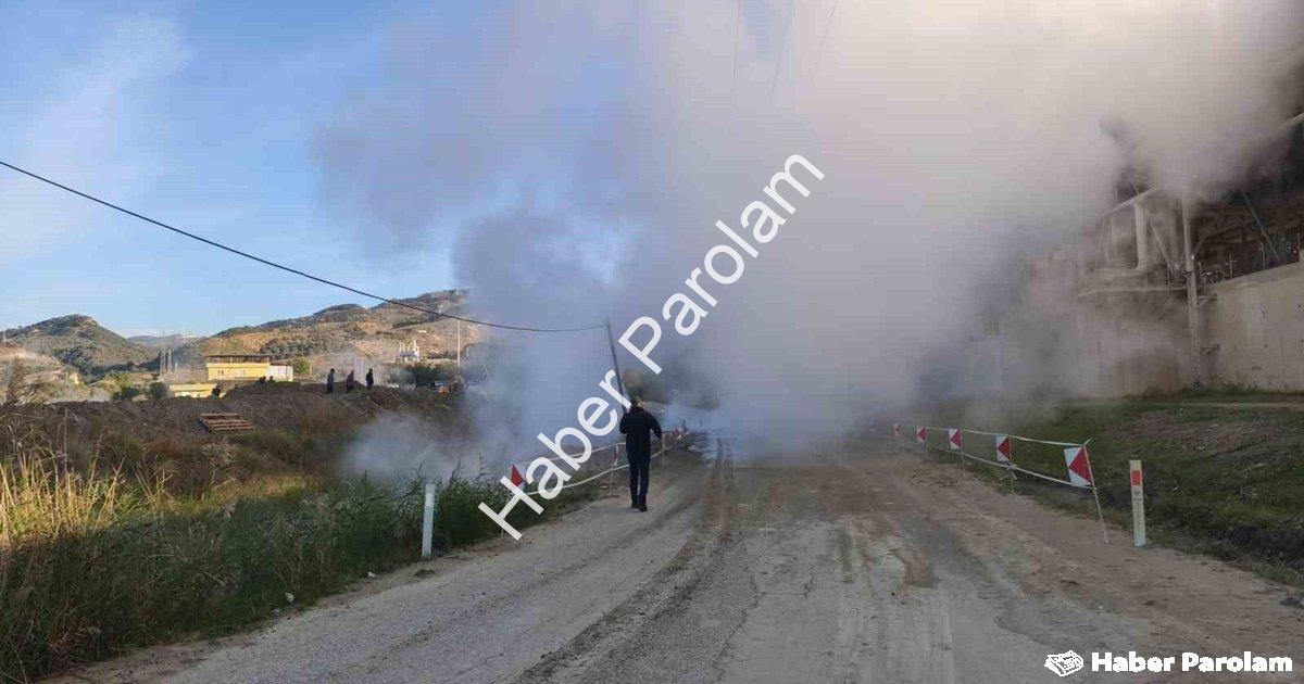 "Aydın Germencik'te Jeotermal Boru Hattı Patladı: Yol Trafiğe Kapatıldı" başlıklı haber için fotorea