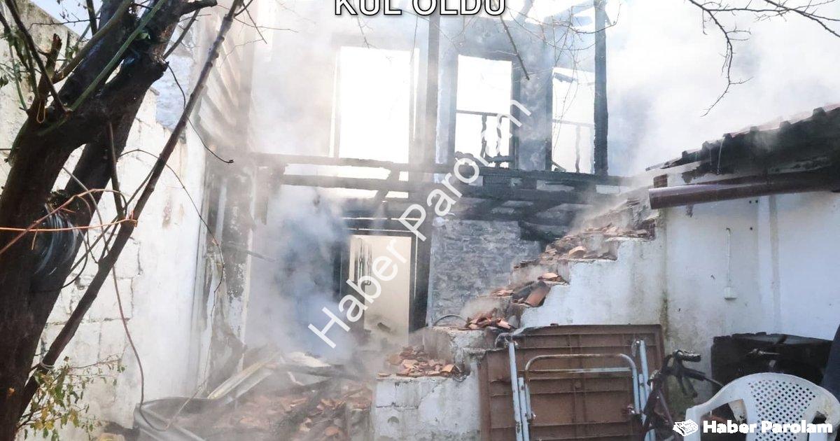 "Muğla Menteşe'de Korkutan Yangın: İki Ev Kül Oldu" başlıklı haber için fotorealistik, profesyonel b