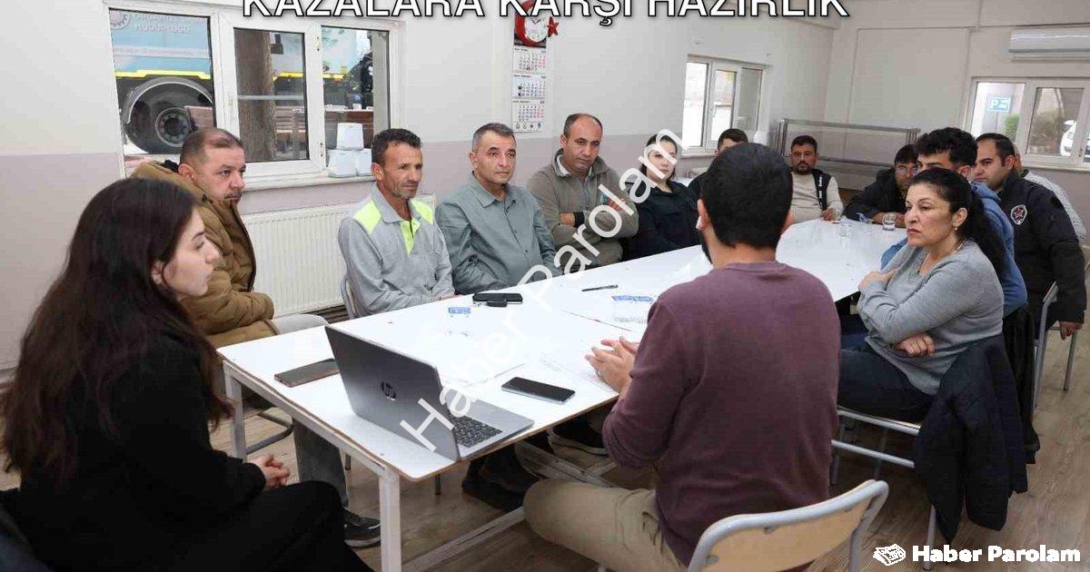 "Denizli OSB'de Hayati Eğitim: Kimyasal Kazalara Karşı Hazırlık" başlıklı haber için fotorealistik,