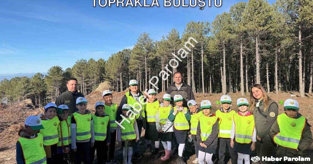 "Çine'de Minik Ellere Doğa Sevgisi Aşılanıyor: Yeşil Vatan İçin Fidanlar Toprakla Buluştu" başlıklı