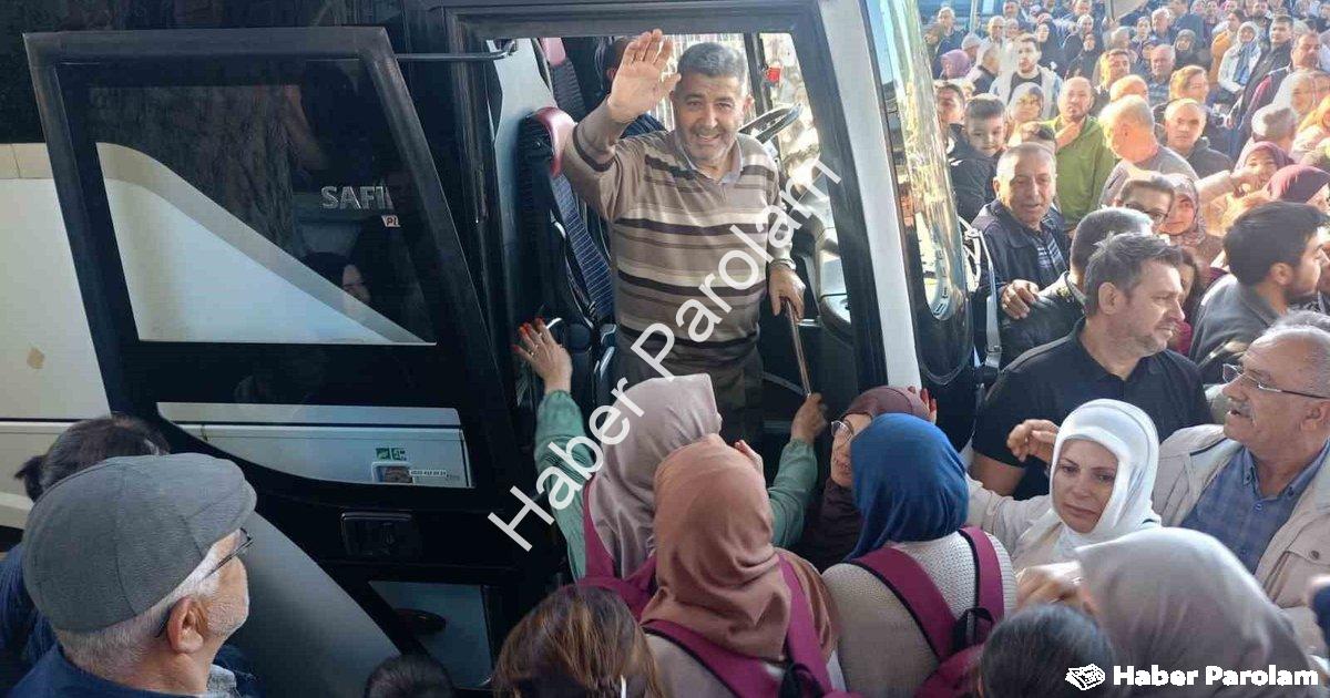 "Çine'den Kutsal Topraklara Yolculuk: 90 Umreci Dualarla Uğurlandı" başlıklı haber için fotorealisti
