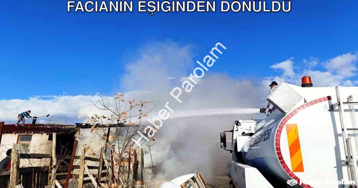 "Kütahya Seyitömer'de Ahır Yangını: Facianın Eşiğinden Dönüldü" başlıklı haber için fotorealistik, p